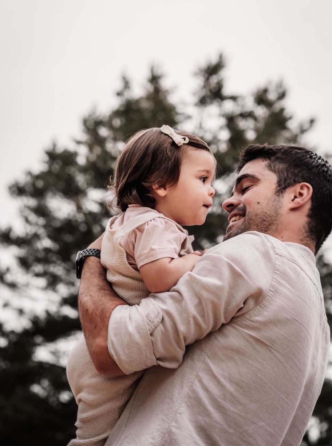 Papa mit Tochter auf dem Arm in der Natur in Nürnberg