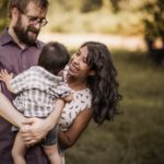 Familie albert beim Familienfotoshooting am Biotop im Marienbergpark herum.