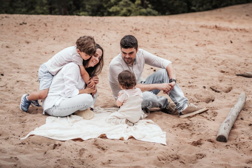 Familie beim Picknick beim Fotoshooting in Nuernberg