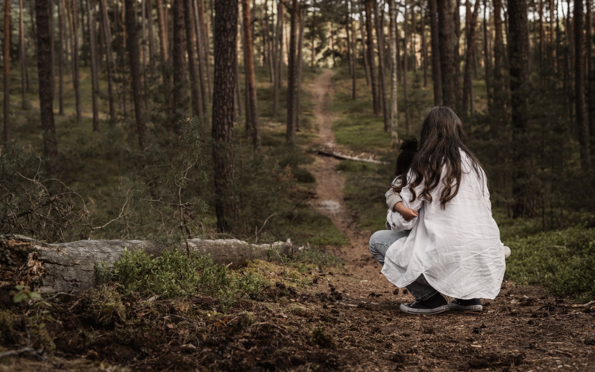 Mama mit kleinem Kind im Wald