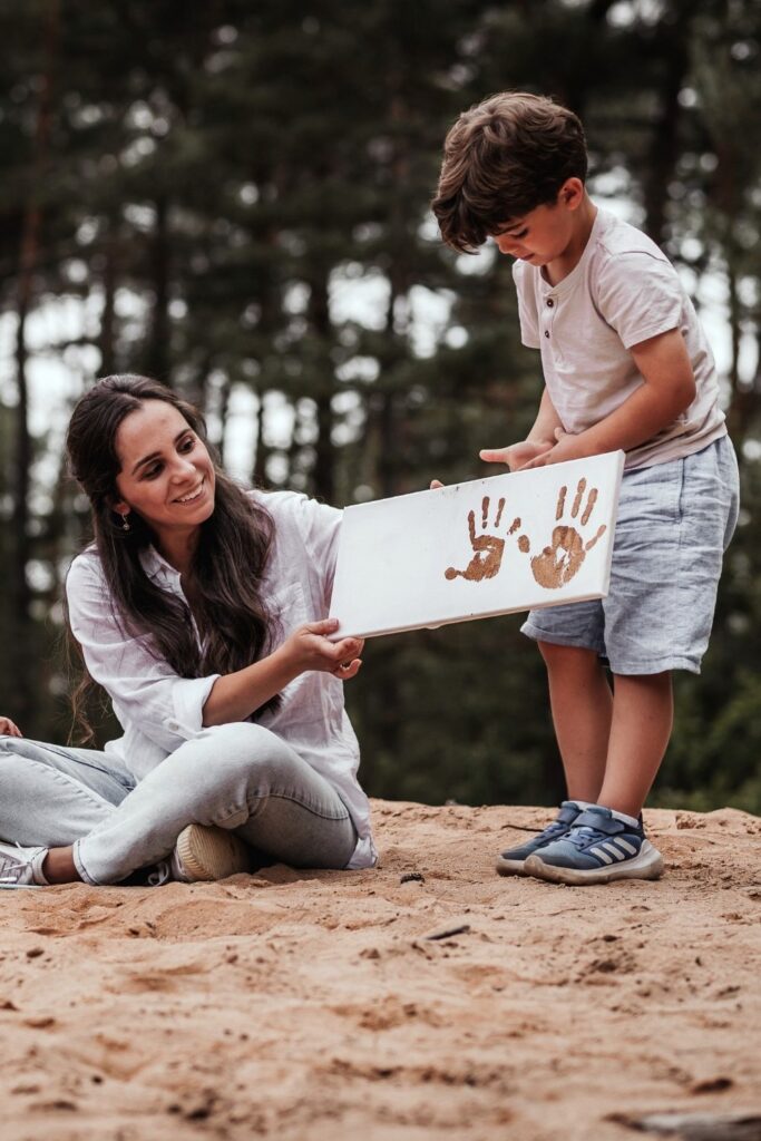Mama mit ihrem Sohn beim Sandabdruck-Bilder machen in Nürnberg beim Familienfotoshooting