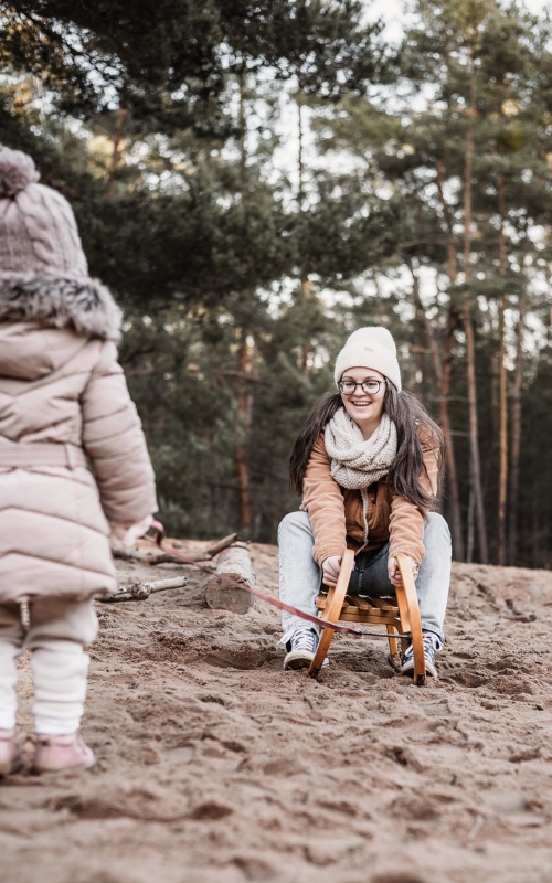 Stefie Familienfotografin mit Schlitten auf der Sanddüne in Nürnberg