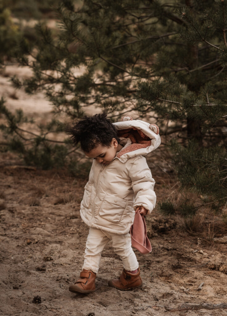 Kleines Mädchen am fränkischen Dünenweg