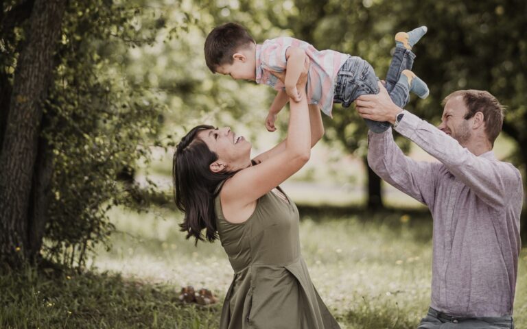 Familie mit Kleinkind bei einem lustigen Picknick in der Natur