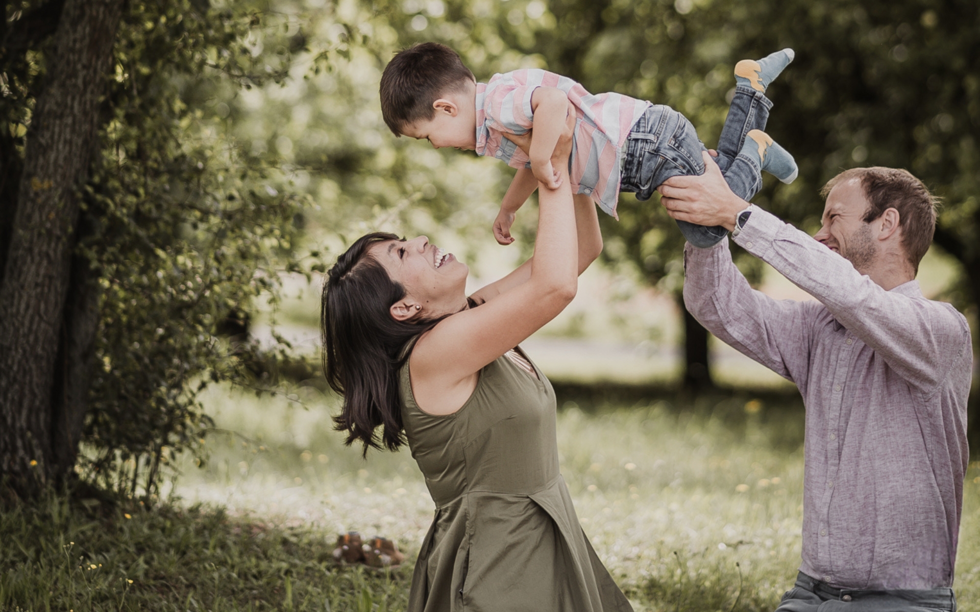 Familie mit Kleinkind bei einem lustigen Picknick in der Natur