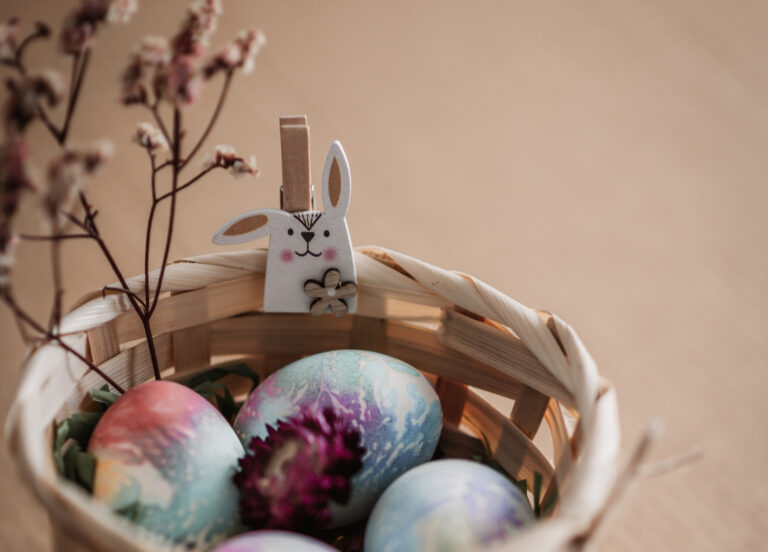 Bunte Ostereier in einem Osternest