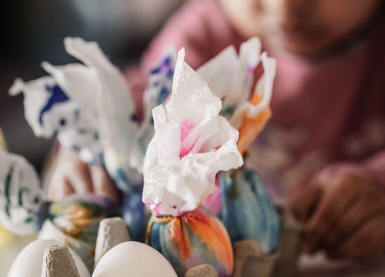 Ostereier färben mit Kleinkind – eine einfache Idee für euer Familienfotoshooting zu Ostern