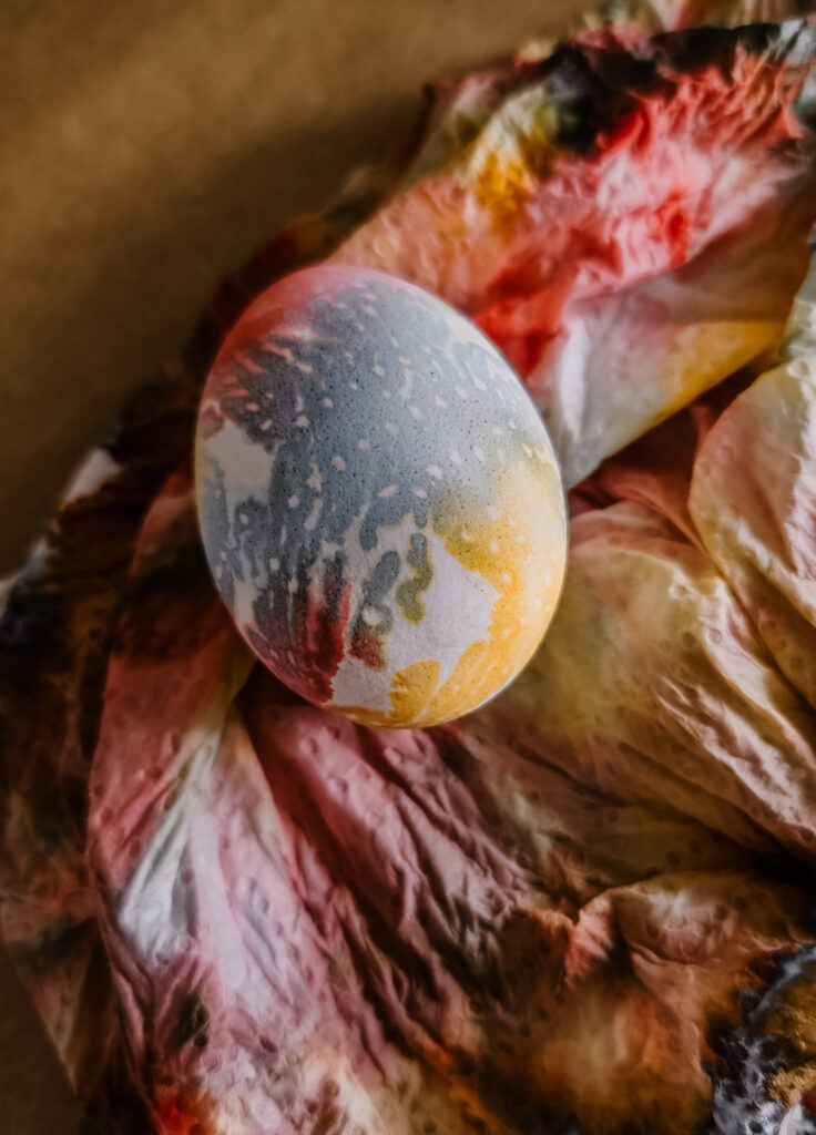 Buntes Osterei das mit Küchenrollentechnik eingefärbt wurde