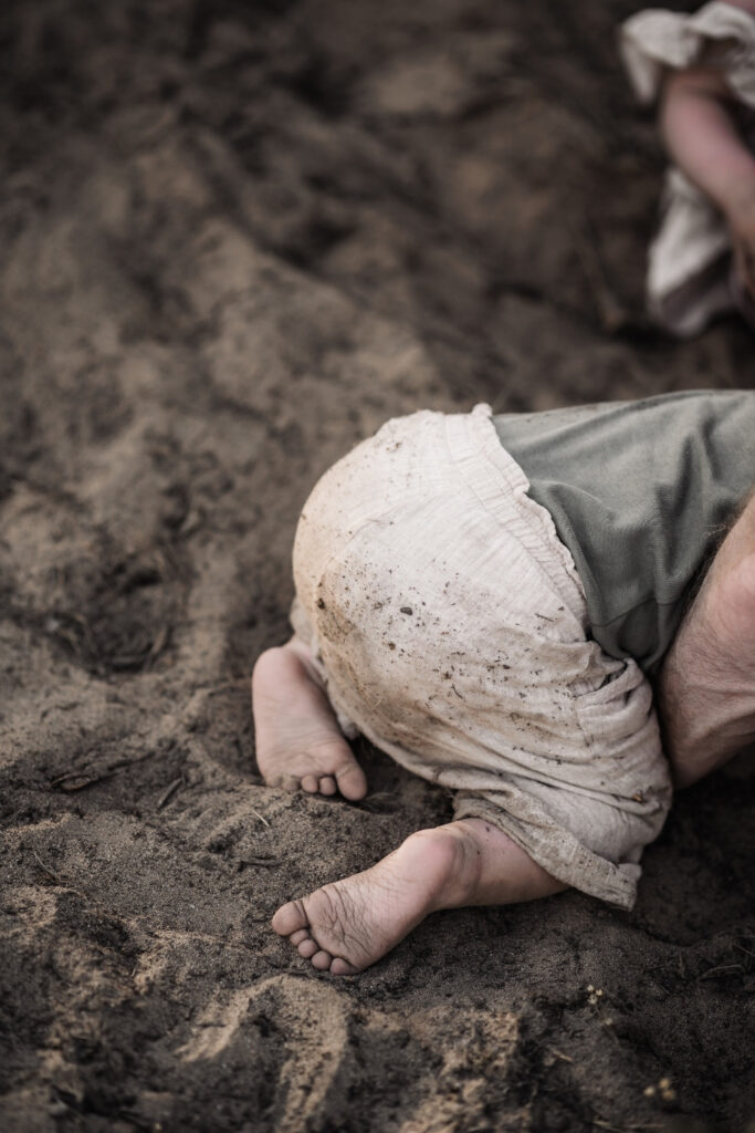 Füße eines kleinen jungen der im Sand budeelt. Alles ist sandig. Sie sind in der Natur auf einer Sanddüne in Mittelfranken beim Familienshooting.